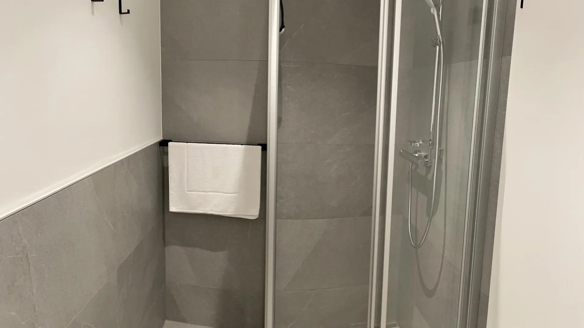 Waldblick - Neubau - Self-Check-In - Kein Verkehr - Am Wald - Parkplaetze Vor Tuer - Apartment Or Double Room Innsbruck