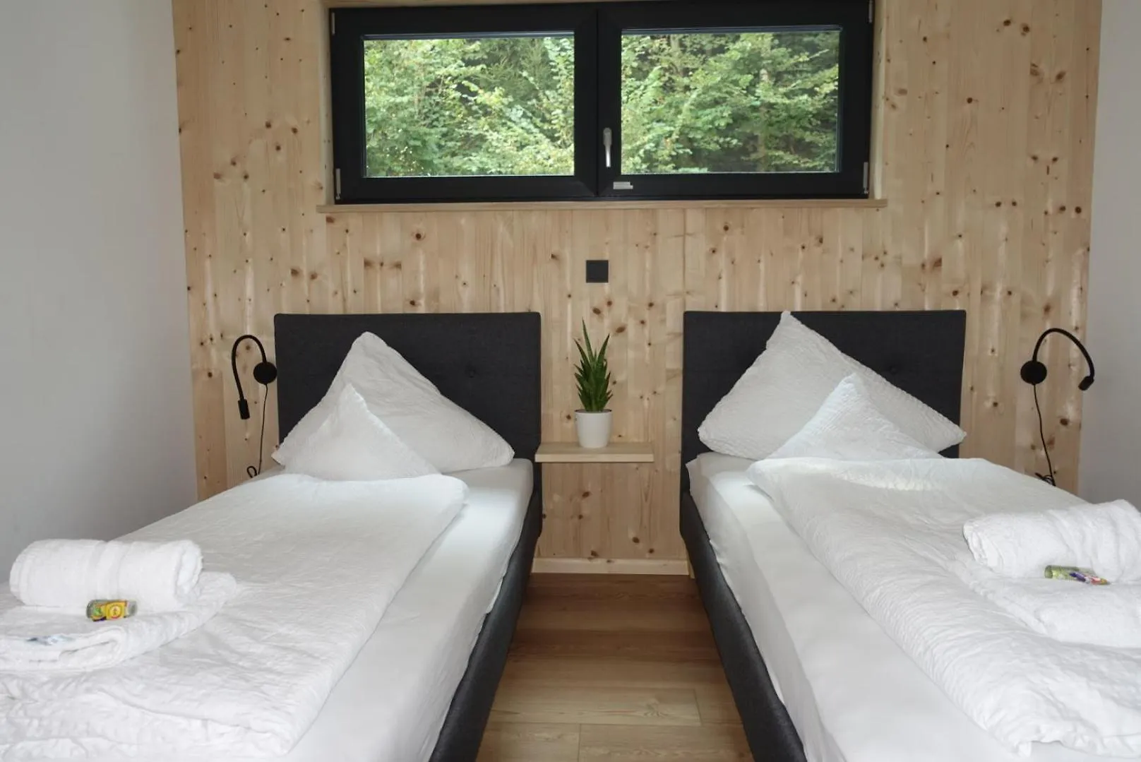 Waldblick - Neubau - Self-Check-In - Kein Verkehr - Am Wald - Parkplaetze Vor Tuer - Apartment Or Double Room Innsbruck