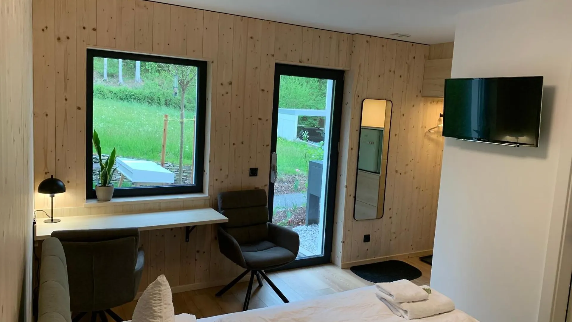 Waldblick - Neubau - Self-Check-In - Kein Verkehr - Am Wald - Parkplaetze Vor Tuer - Apartment Or Double Room Innsbruck